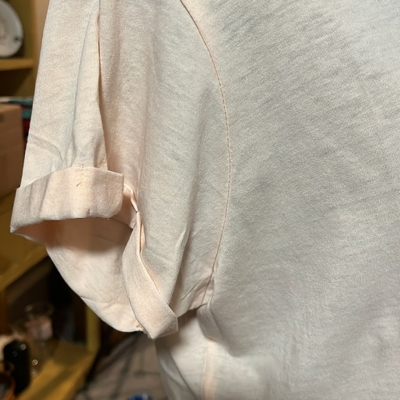 Front pocket, teeshirt scoop, neck, rolled shoulders, polyester, and cotton - Picture 3 of 5